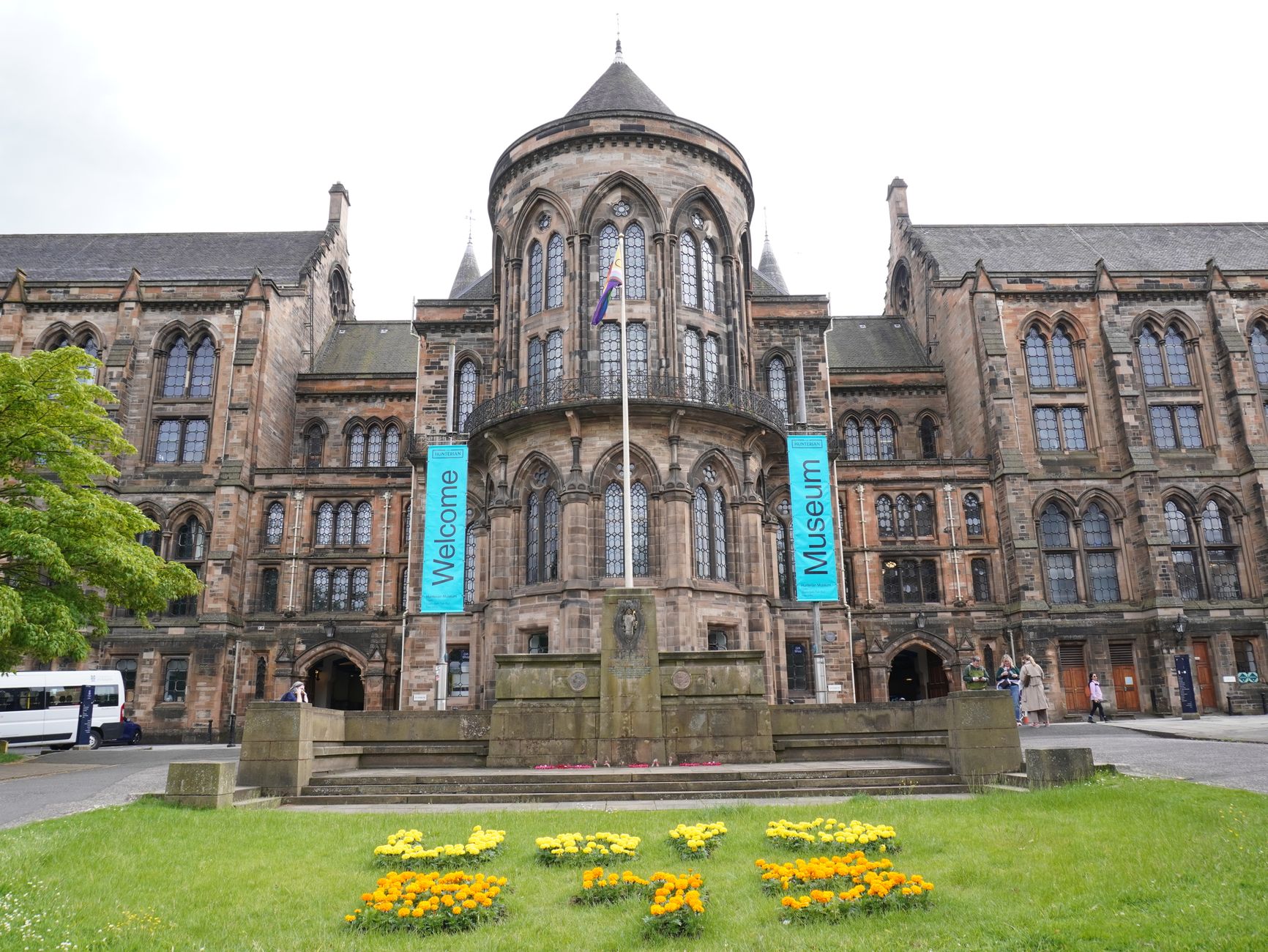 St Andrews Üniversitesi'nin bulunduğu tarihi İskoç kasabasında taş binalı bir sokak