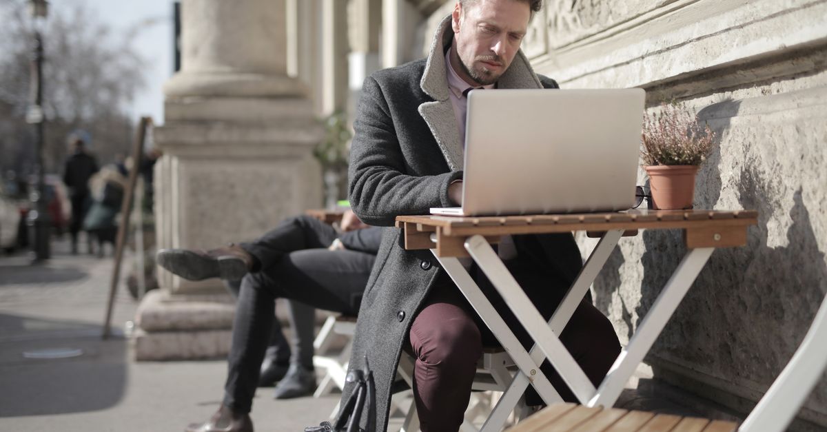 eSIM para trabajo remoto: teletrabajar de viaje sin caerte en la videollamada