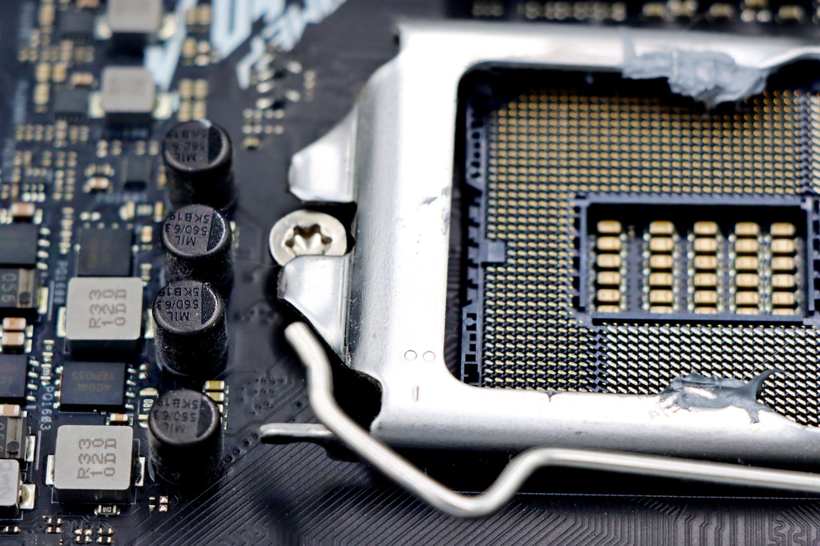 Close de chips de IA e aceleradores em placa de circuito