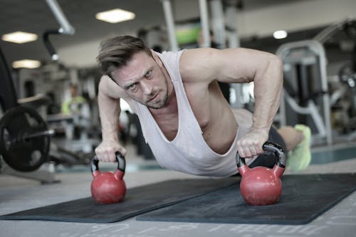 Deportista Fuerte Decidido Haciendo Flexiones En El Gimnasio