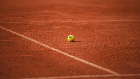 Court surfaces: what actually differs between clay, grass and hard