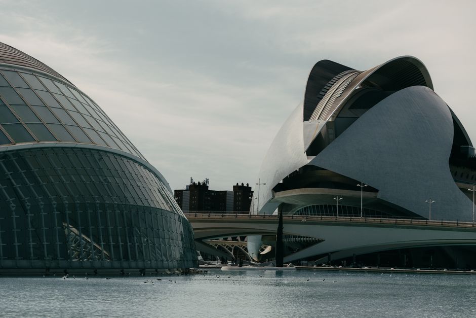 Impresionante vista de las estructuras futuristas de la Ciudad de las Artes y las Ciencias en Valencia, España.