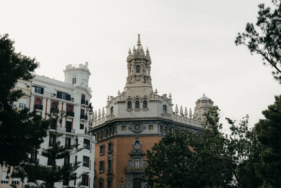 Arquitectura majestuosa con torres ornamentadas en Valencia, que refleja el encanto histórico y la elegancia.