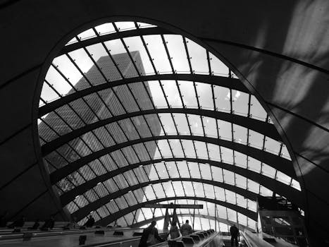 通过几何玻璃天花板的未来主义设计，探索城市景观的现代性