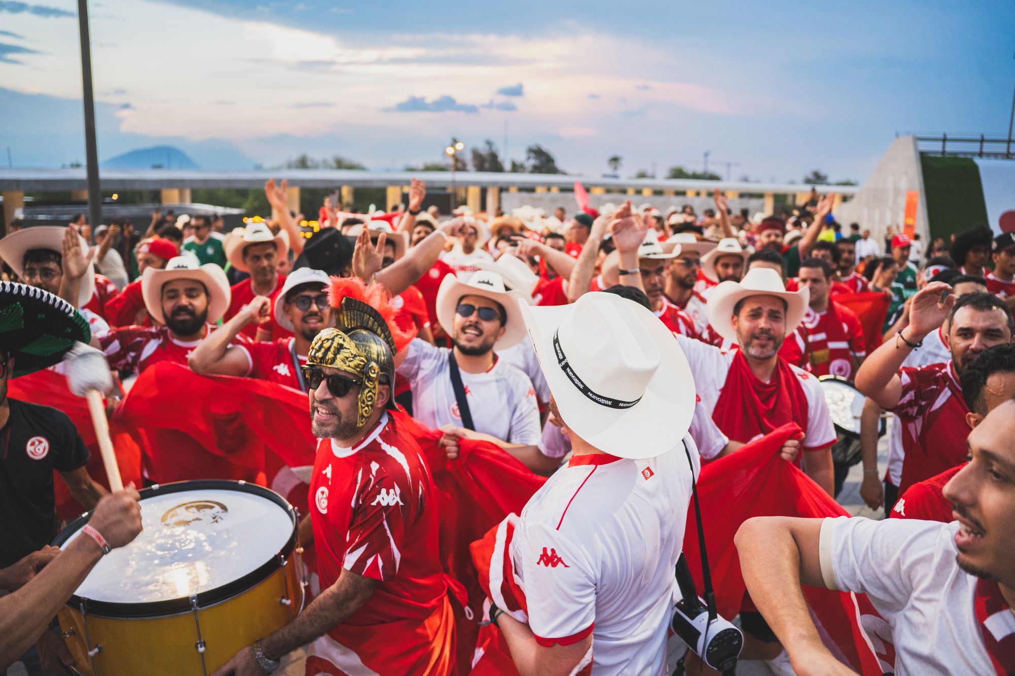 Aficionados de la selección de Panamá con la camiseta y la bandera del país