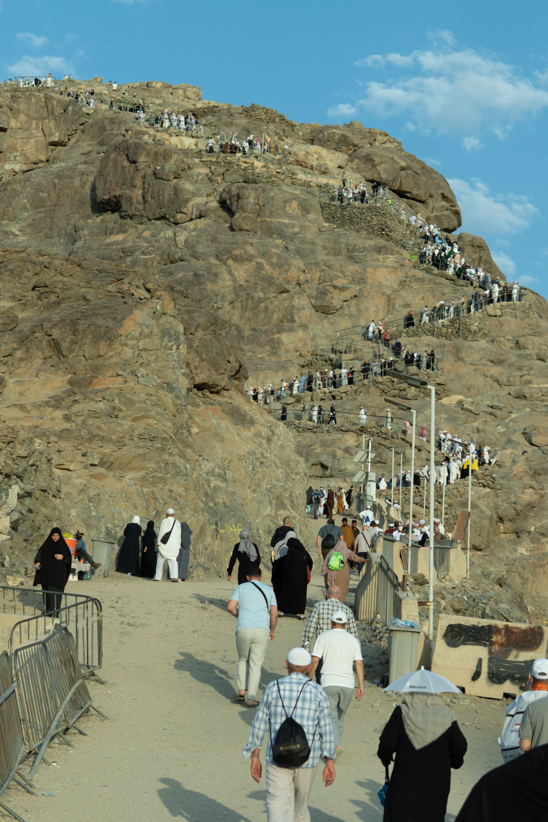 Pilgrims ascending Jabal al-Nour in Makkah, Saudi Arabia, a historic Islamic site.