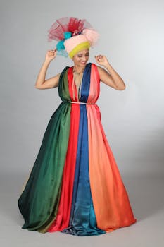 一位开朗的女性身着五颜六色的服装和头饰，在工作室里展示充满活力的时尚造型