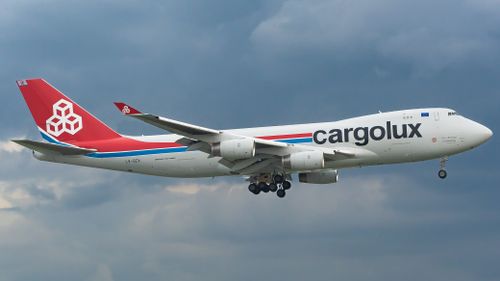 gratis Een Cargolux Boeing 747-vliegtuig in de lucht, klaar om te landen onder een bewolkte hemel. Stockfoto