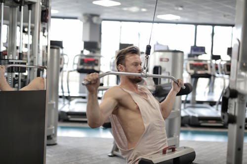 Sterke Serieuze Mannelijke Atleet Oefenen Op Simulator Tijdens Het Trainen In Moderne Sportschool