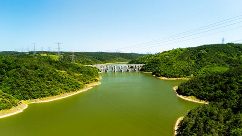Free Scenic aerial landscape of Bahçeköy Valley, showcasing lush greenery and a historic aqueduct in Kemerburgaz, Istanbul. Stock Photo