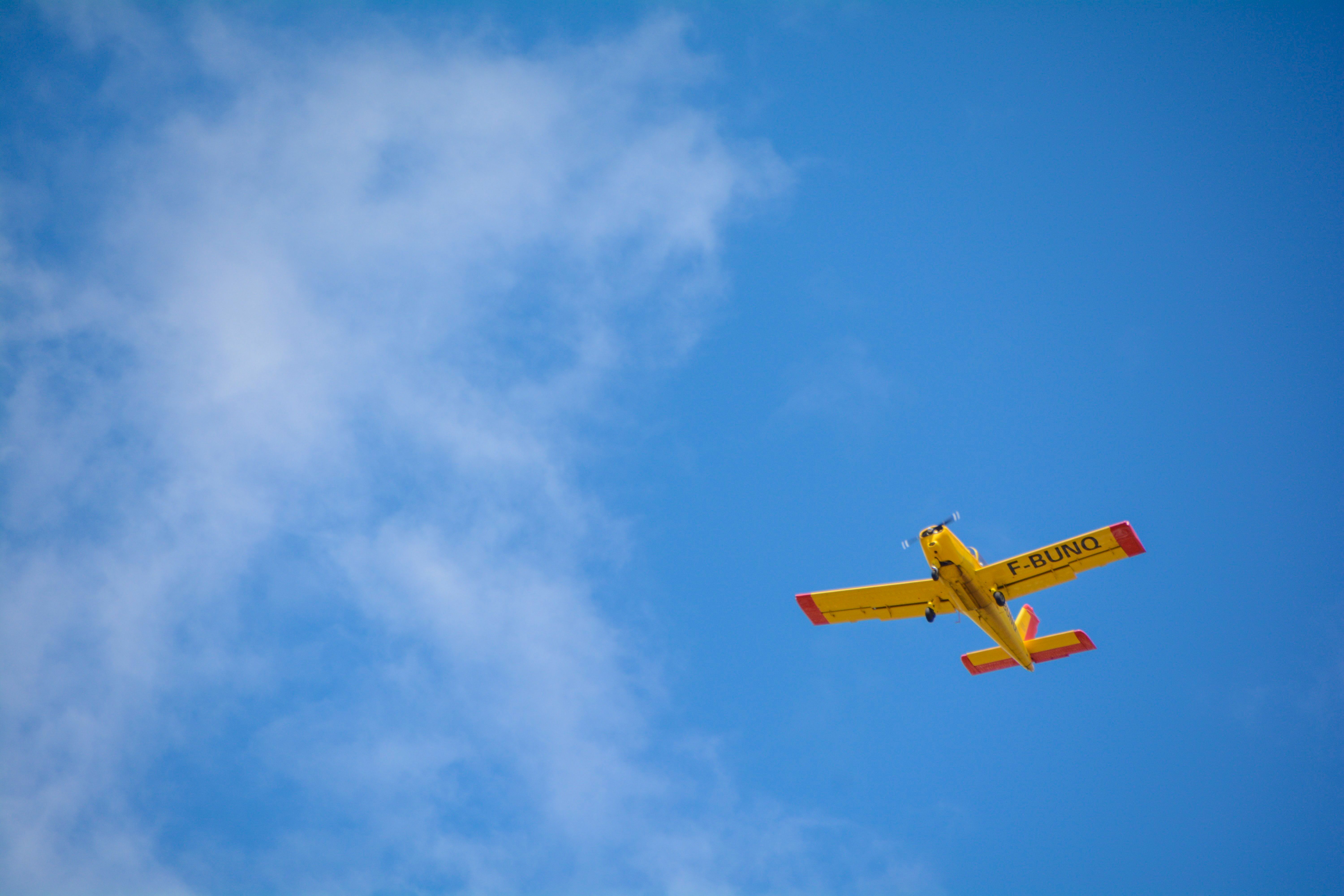 avion de ligne au décollage sous un ciel nuageux gris