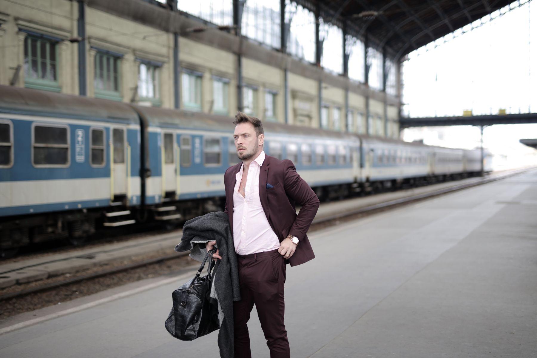 Professionnel frontalier attendant son train pour la Suisse