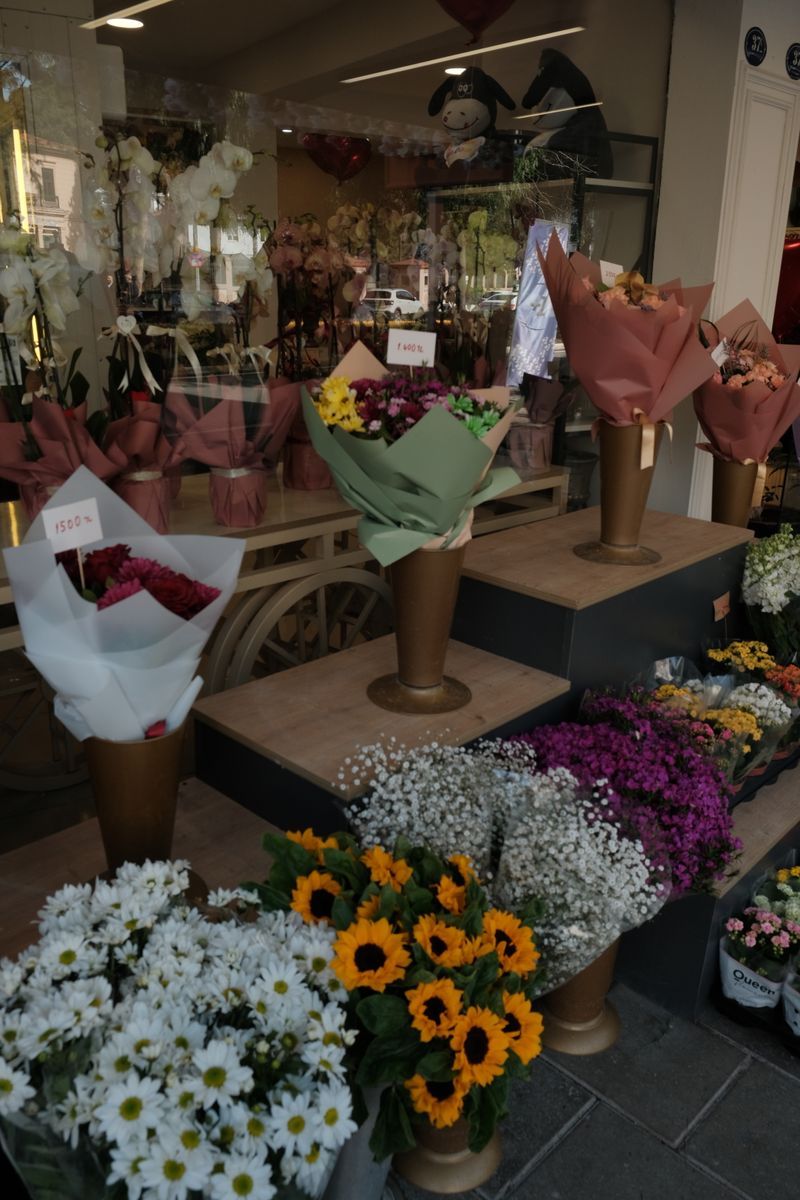Sträuße vor einem Blumenladen
