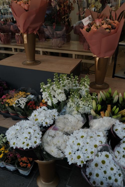 Free Colorful assortment of flowers at a florist's display, perfect for brightening any space. Stock Photo