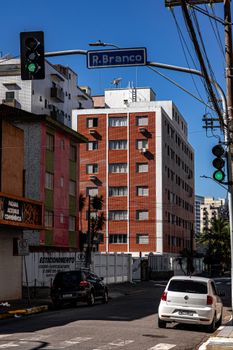 Street view in Praia Grande, São Paulo, featuring residential buildings under a clear blue sky.