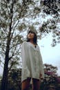 森林里站着一个穿着超大号白衬衫的年轻女子肖像