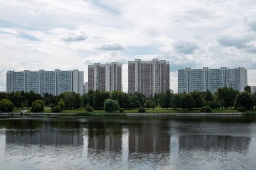 Free Explore the Moscow skyline and river reflection showcasing urban and natural harmony. Stock Photo