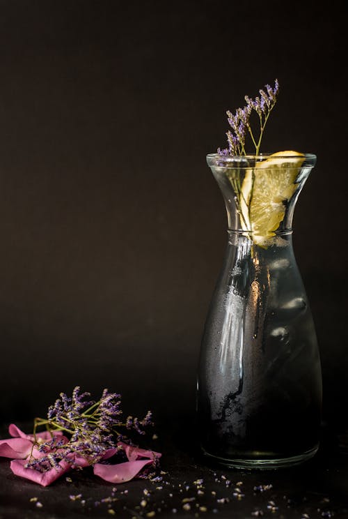 Fleurs Roses Dans Un Vase En Verre Transparent