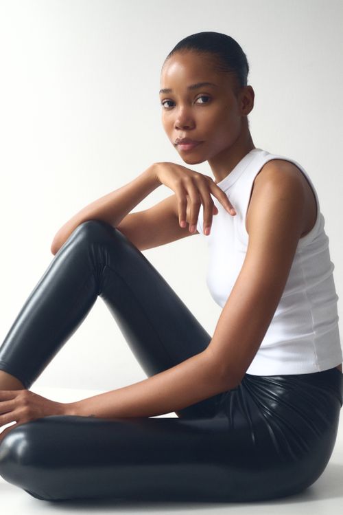 Free Elegant portrait of a black model in sleek fashion attire, showcasing modern trends. Stock Photo