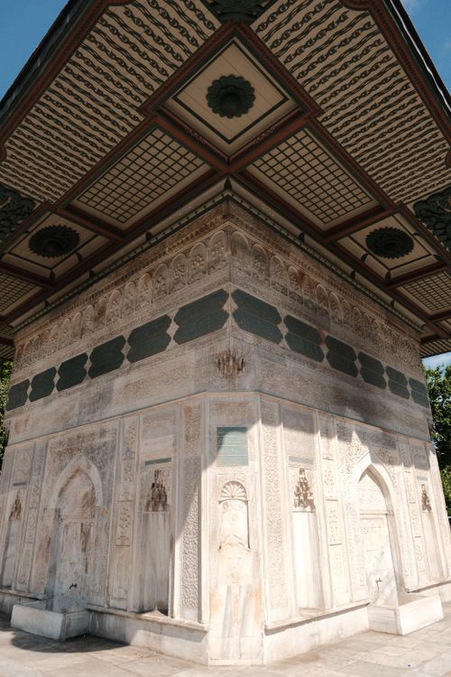 Free Close-up of an ornate historical building showcasing intricate architectural details. Stock Photo