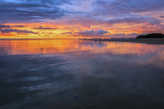 宁静的马来西亚海滩上，金色的日落映照着优美的云层