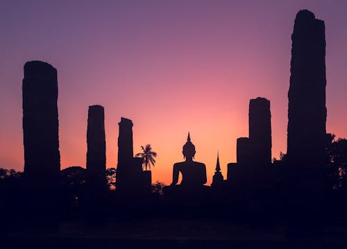 Langit Matahari Terbenam Yang Megah Di Atas Patung Big Buddha