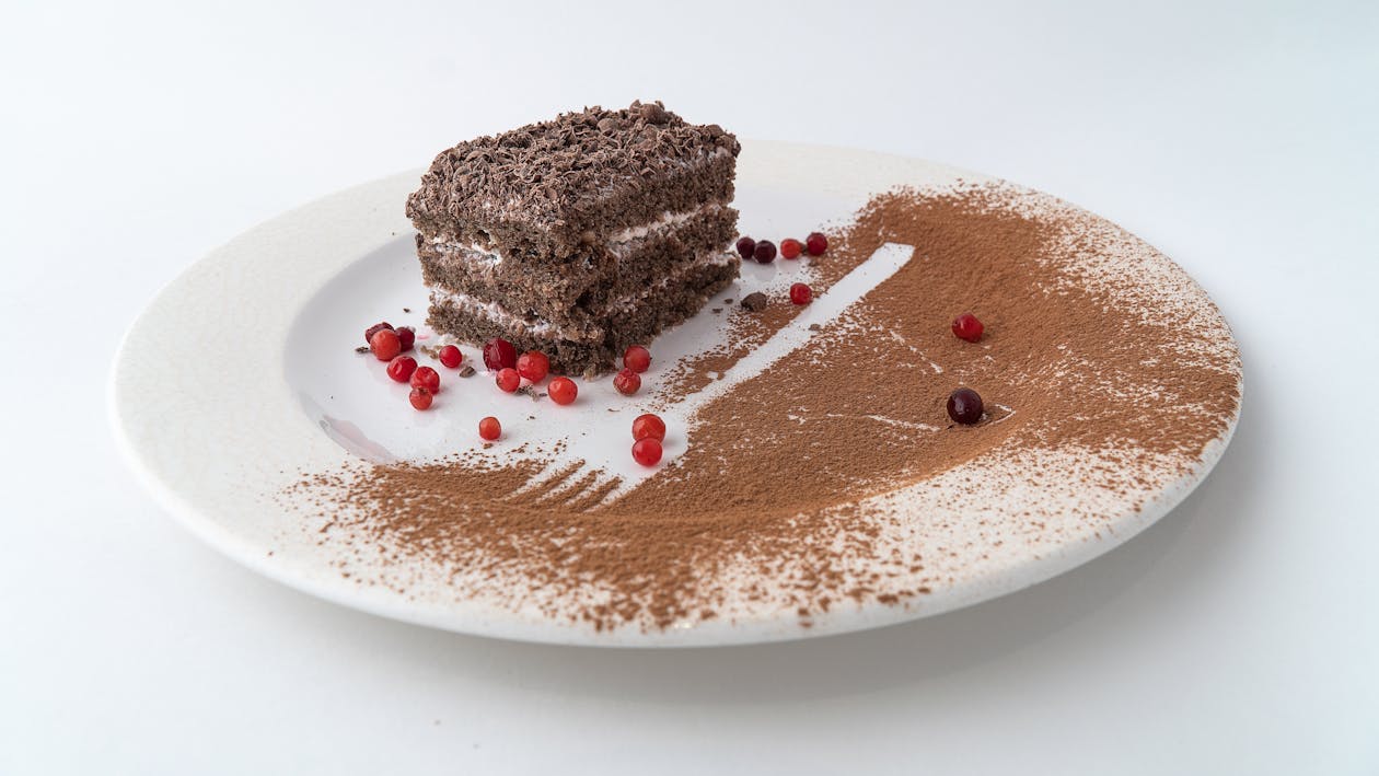 Bolo De Chocolate Em Prato De Cerâmica Branca