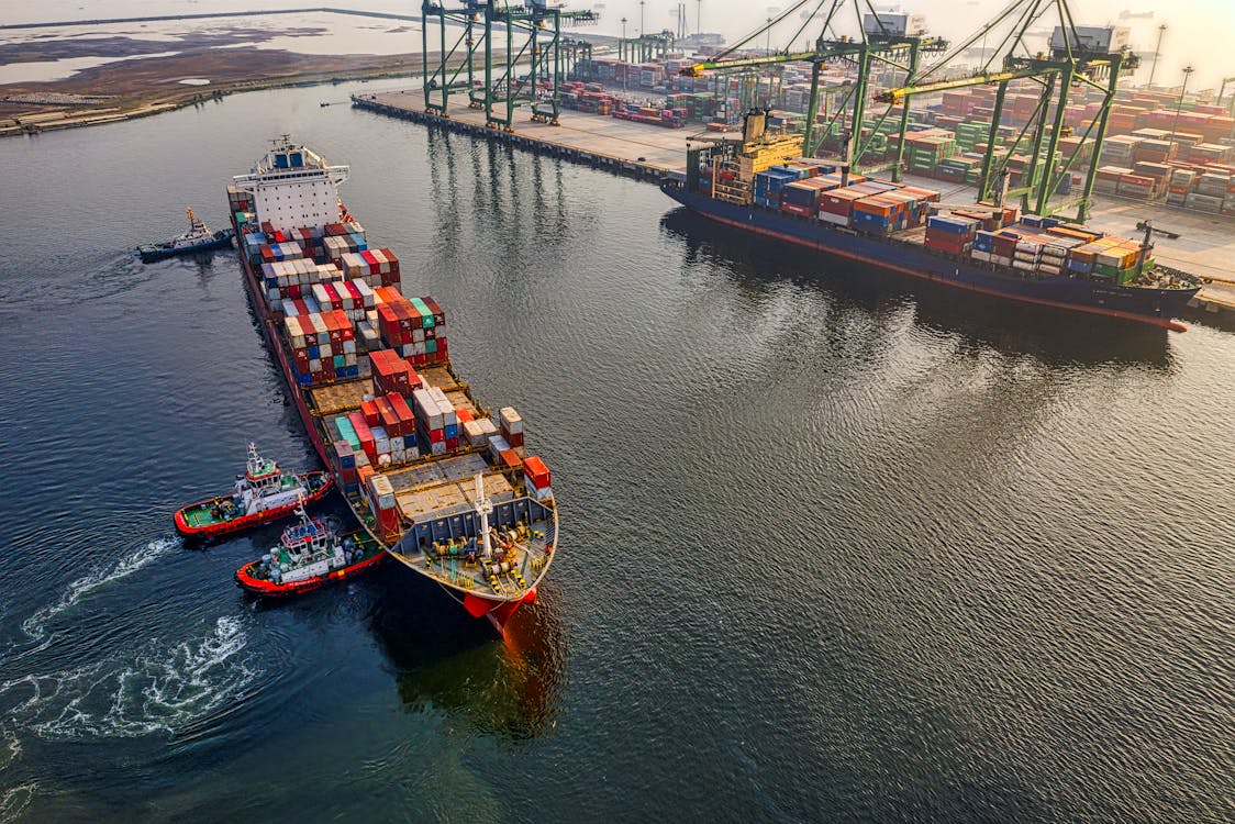 бесплатная Красный и синий грузовой корабль в море Стоковое фото