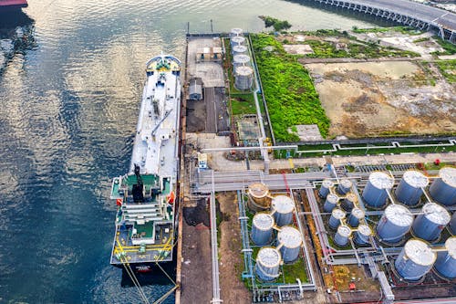 Vista Aérea Del Barco Blanco Y Verde En El Muelle