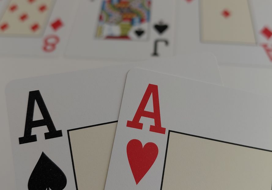 Online Casino: Spielautomaten und Live-Spiele im Überblick