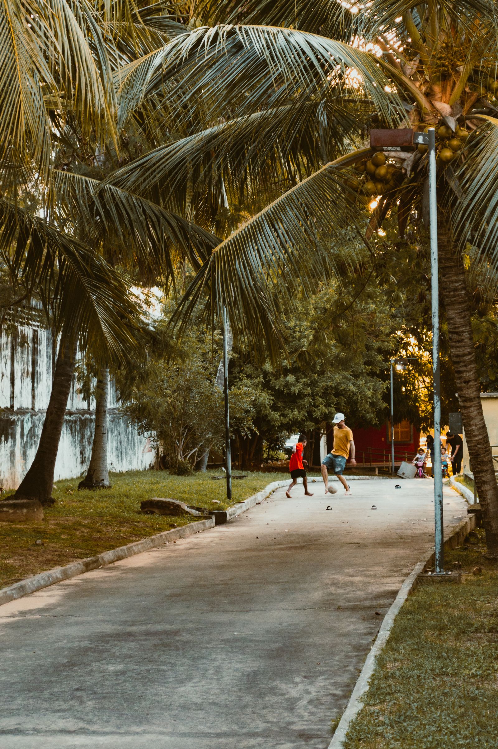 Crianças brincando na rua em bairro brasileiro