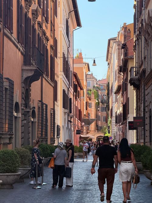 Free Bustling street scene in Rome showcasing historic architecture and vibrant life. Stock Photo