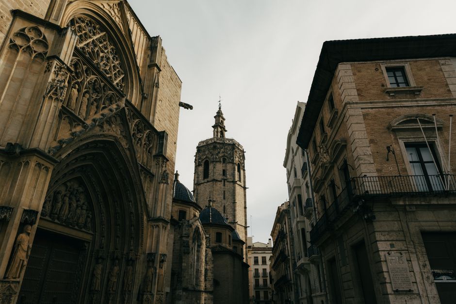 Arquitectura gótica de la Catedral de Valencia con la Torre del Miguelete en un día nublado, España.