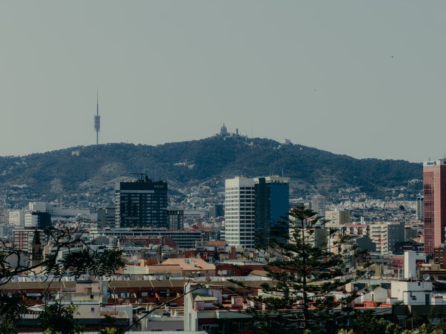 Vista panorámica del horizonte de Barcelona, con la montaña del Tibidabo y la torre de Collserola.