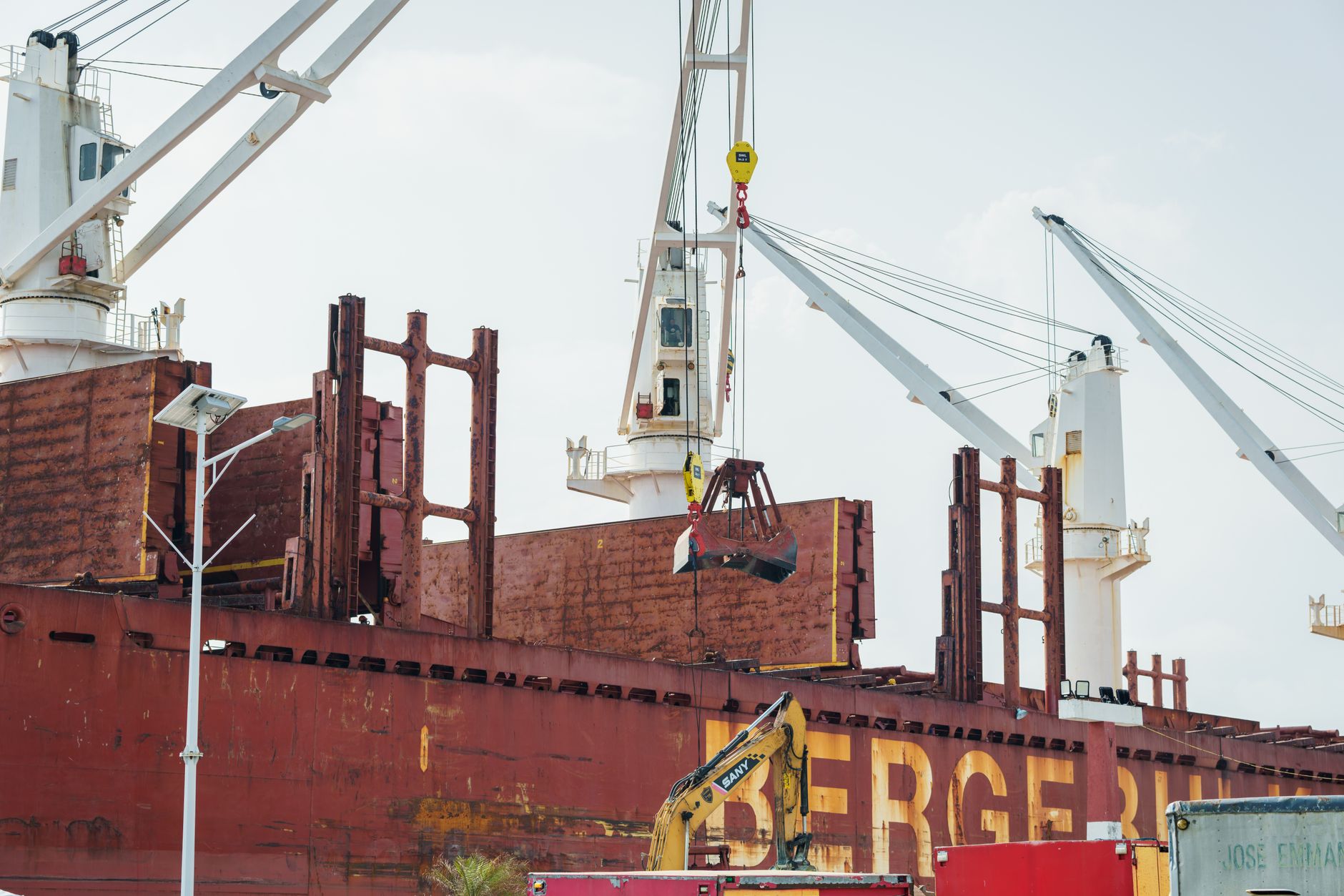 Dockers en action manutention portuaire