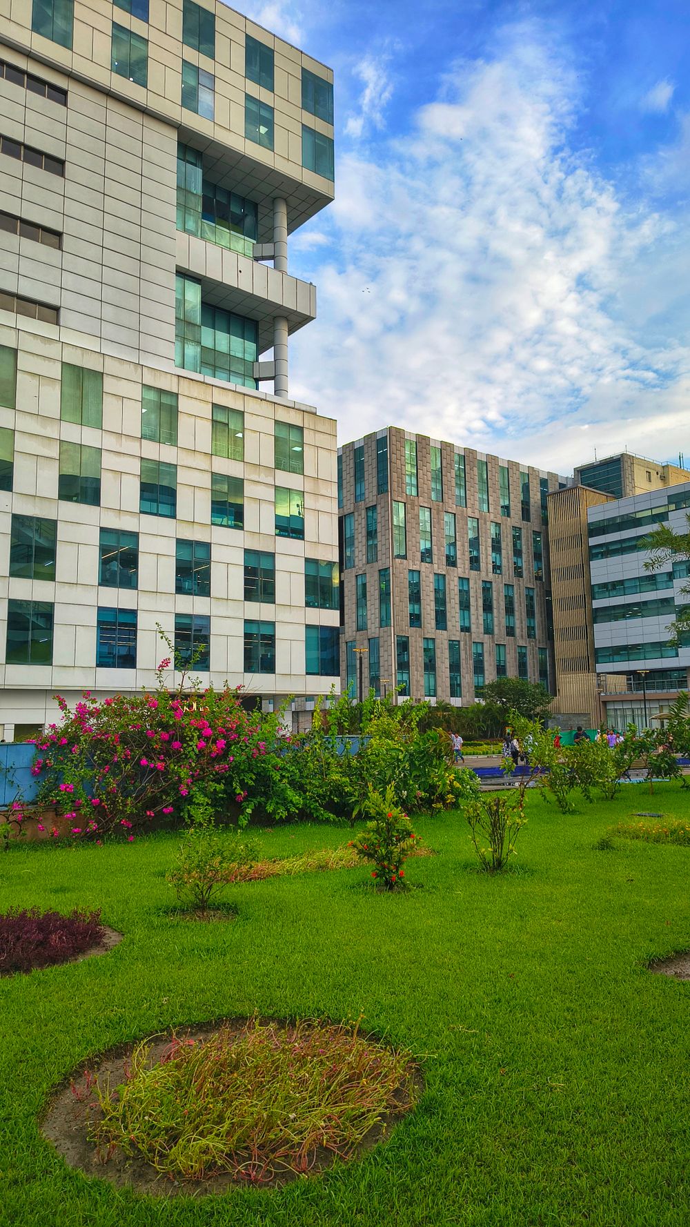 Edificios de oficinas rodeados de jardines y zonas verdes