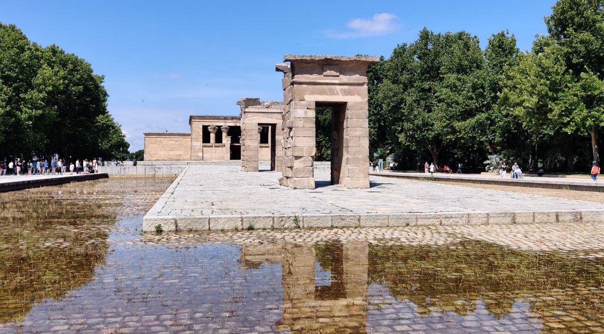 Templul lui Debod reflectat in bazinul de apa din fata lui