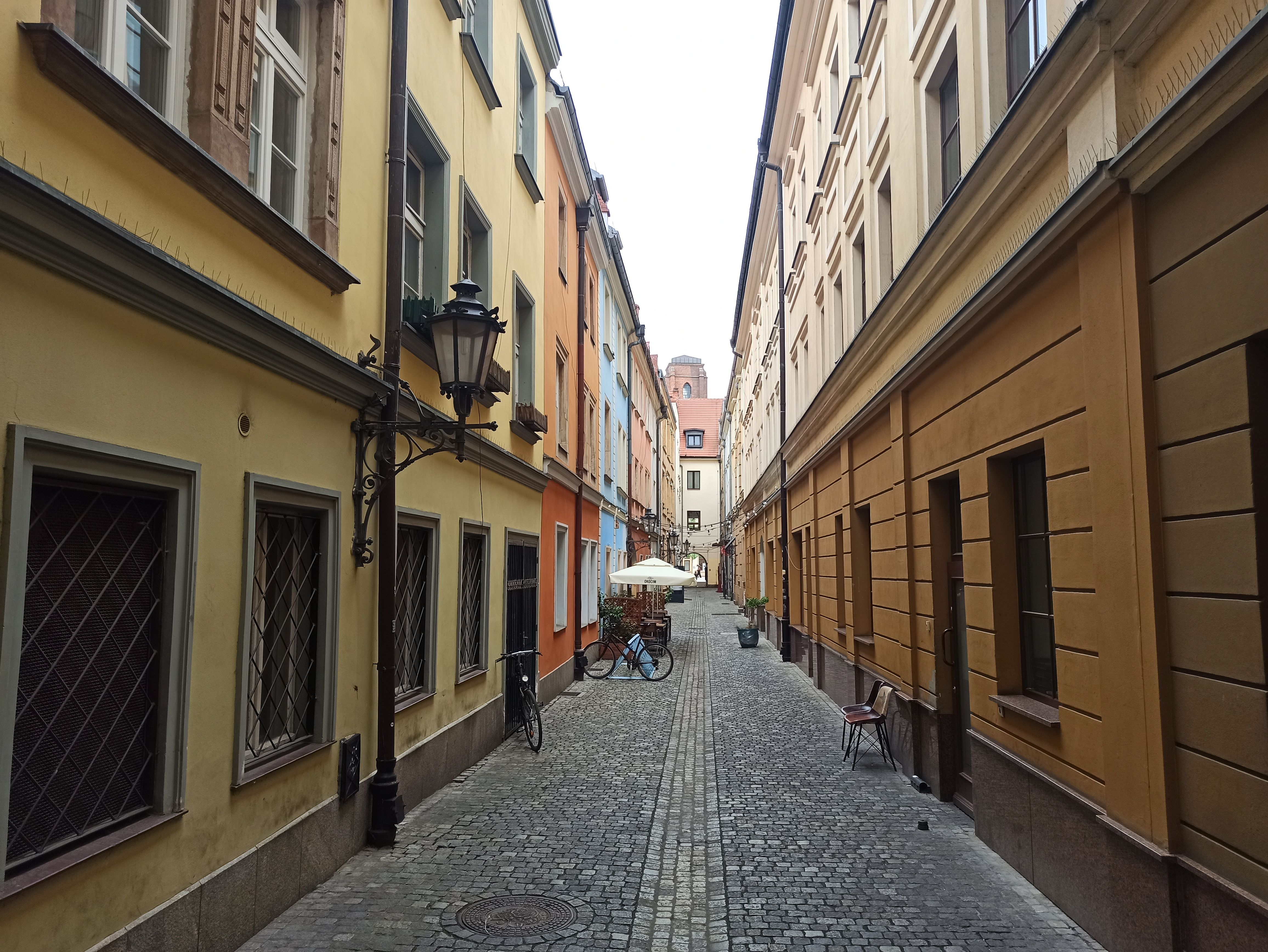 Solo Night Walks: 7 Mindful Questions to Unlock Safe City Exploration