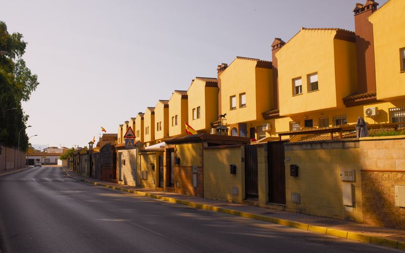 casas adosadas de estilo mediterráneo
