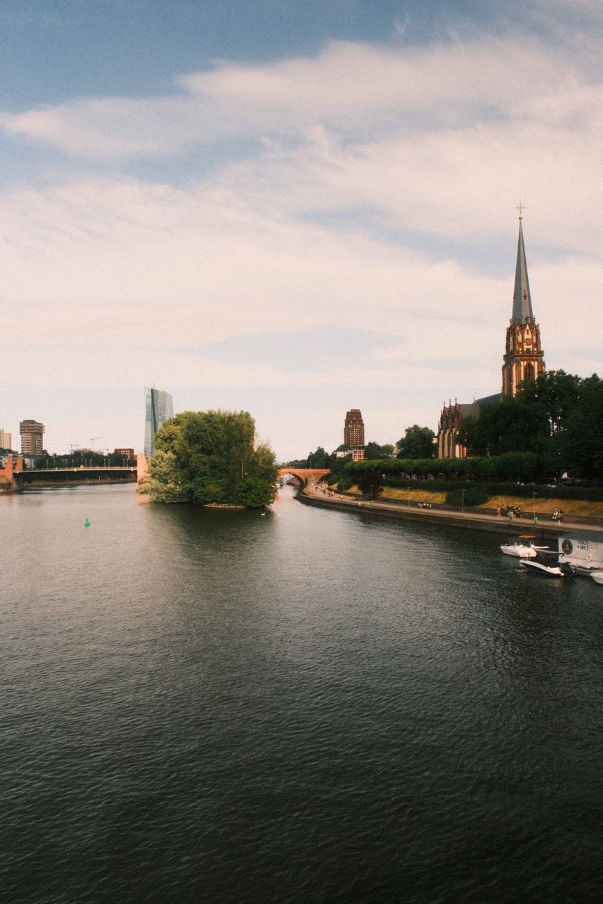 Majestätisches Bauwerk: Fluss & Skyline in Szene