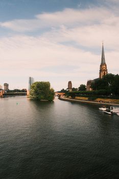 Majestätisches Bauwerk: Fluss & Skyline in Szene