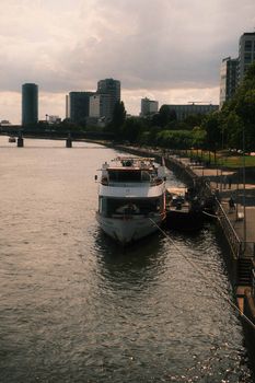 Fluss & Skyline – Beeindruckendes architektonisches Motiv