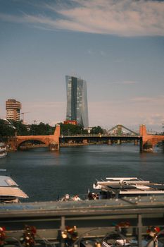 Strahlender Fluss & Skyline – Architektur Hintergrundbild