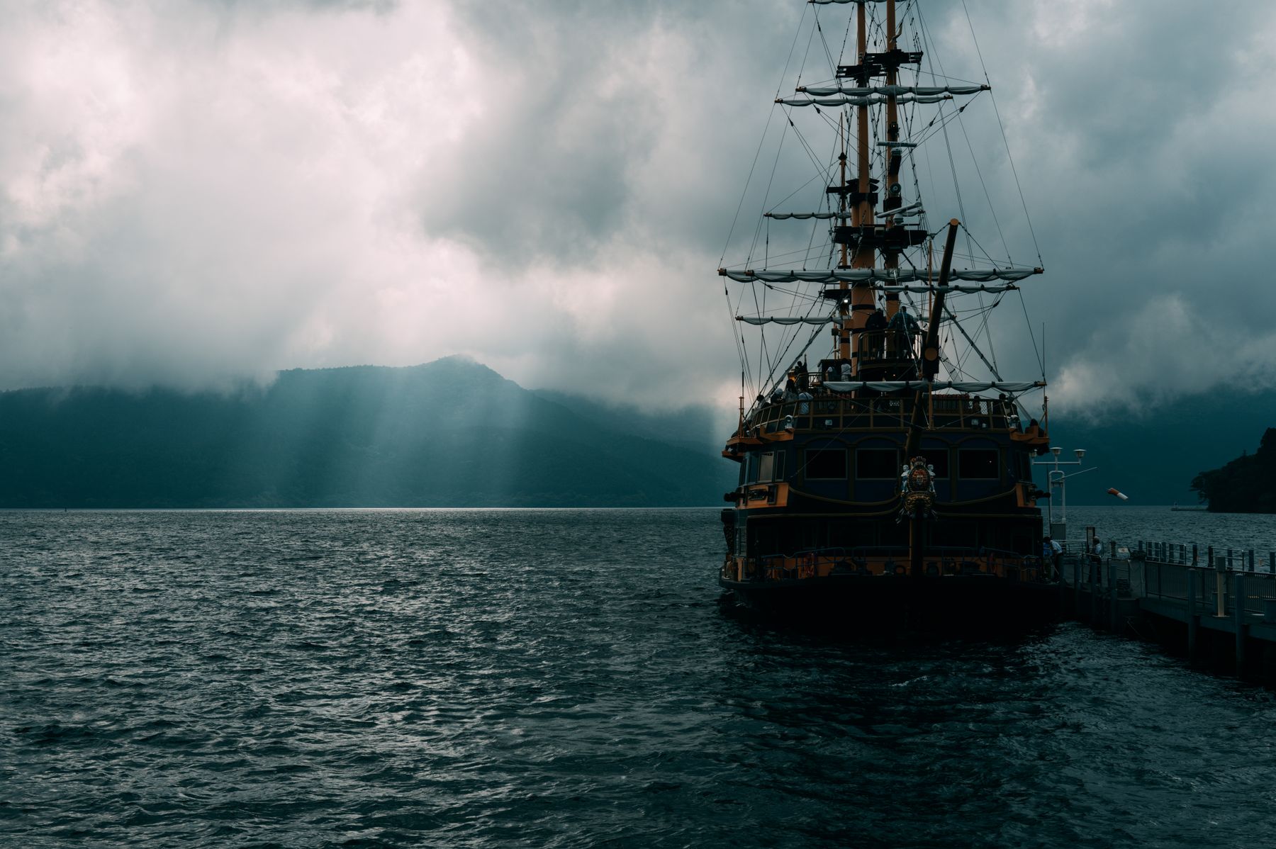 Navire pirate sous un ciel d'orage