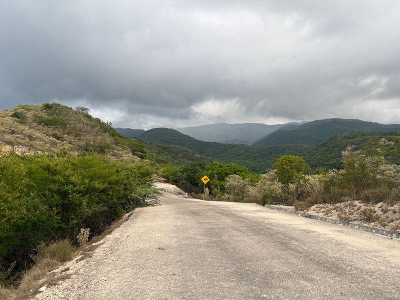 Carretera de montaña en el interior de República Dominicana, ideal para recorrer el país en carro