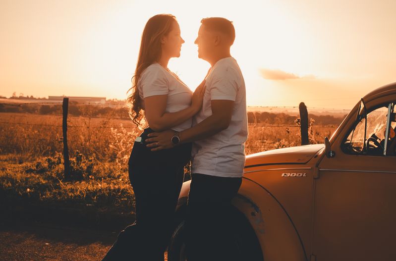 Online dating: starting a conversation on a niche platform