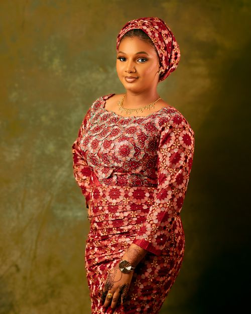 Free Portrait of a woman in vibrant traditional African attire, posing elegantly. Stock Photo