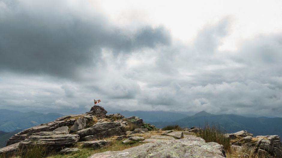 Día nublado en un pico de Navarra, donde se aprecia el terreno rocoso y un horizonte lejano.