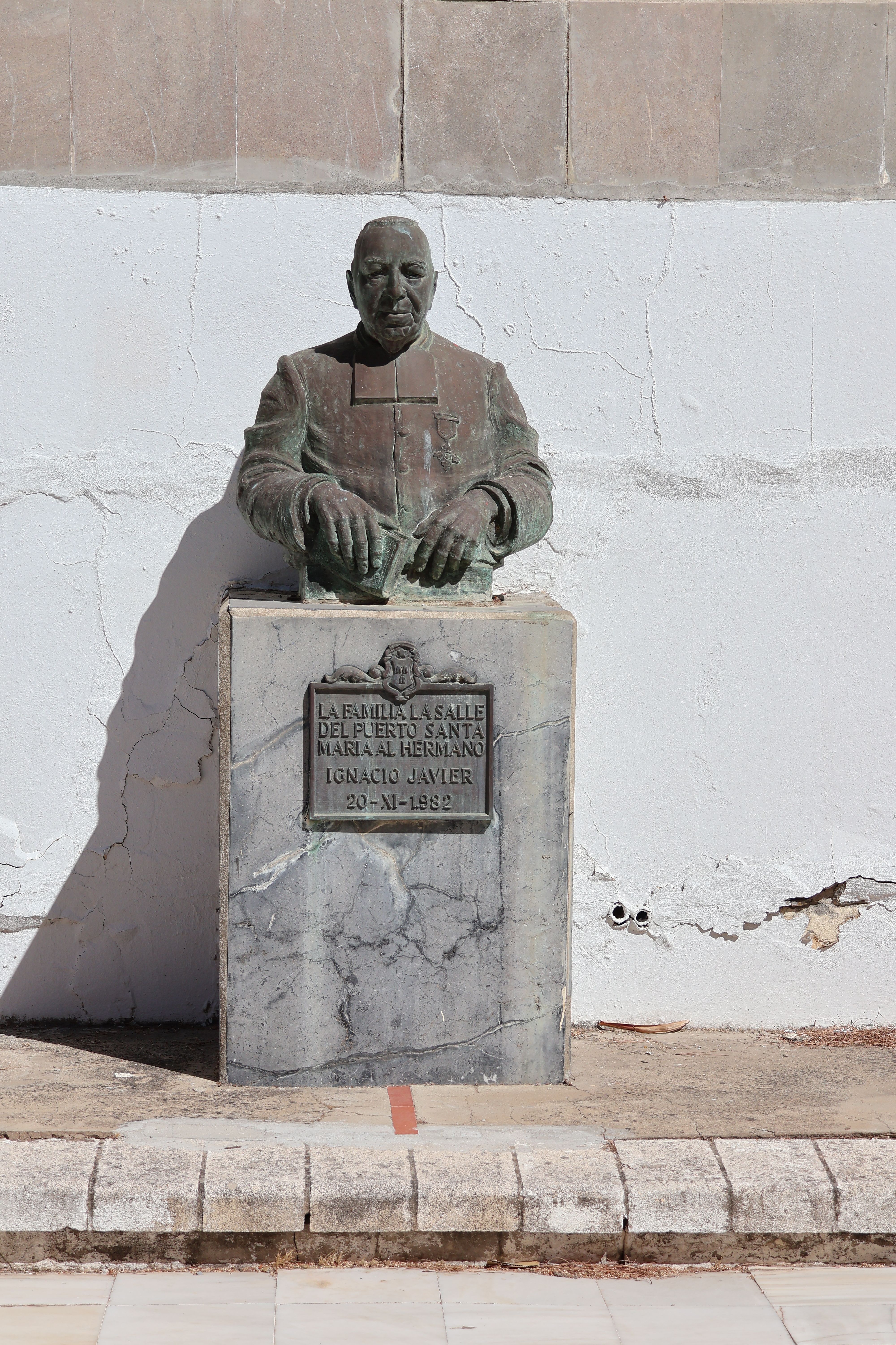 Bronze bust statue of a historical figure in El Puerto de Santa María, Spain.