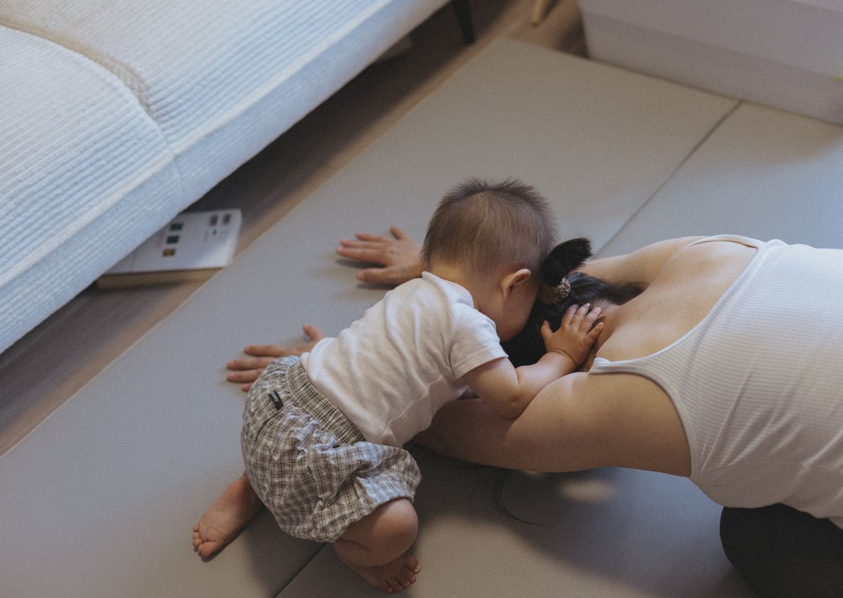 Pregnancy and Postpartum Bad Breath: Causes and What Actually Helps 2 Mother and baby close together at home during the months of postpartum bad breath while breastfeeding